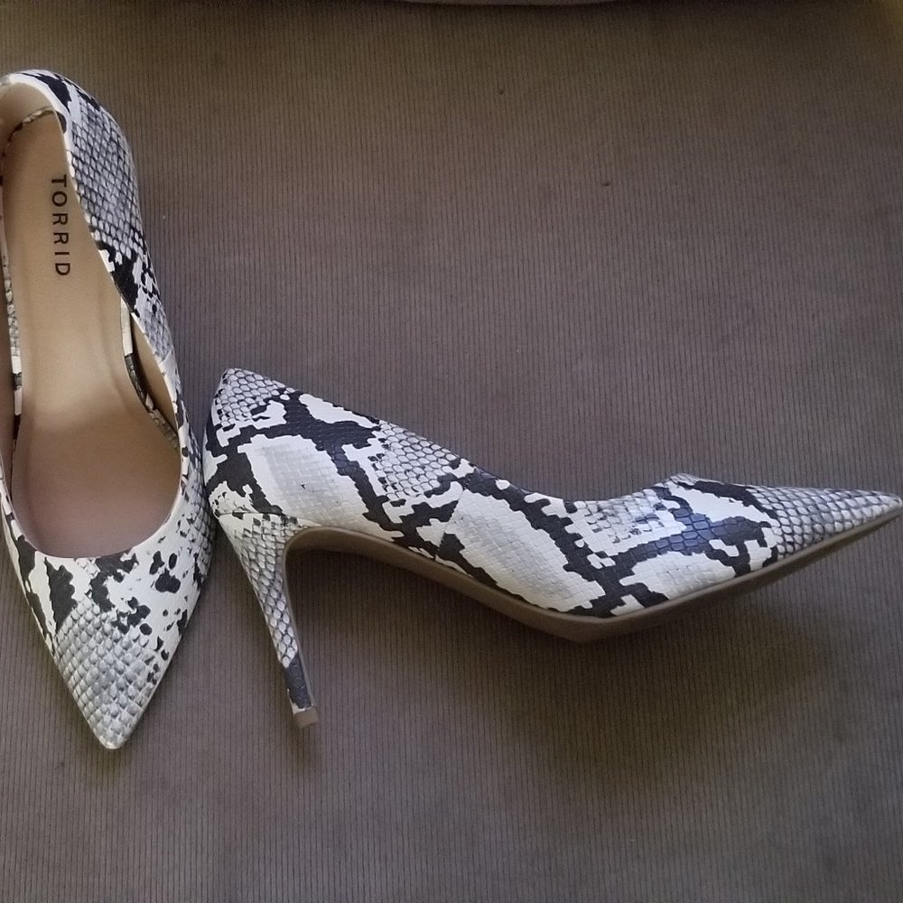 Snakeskin Pointy Toe Pumps